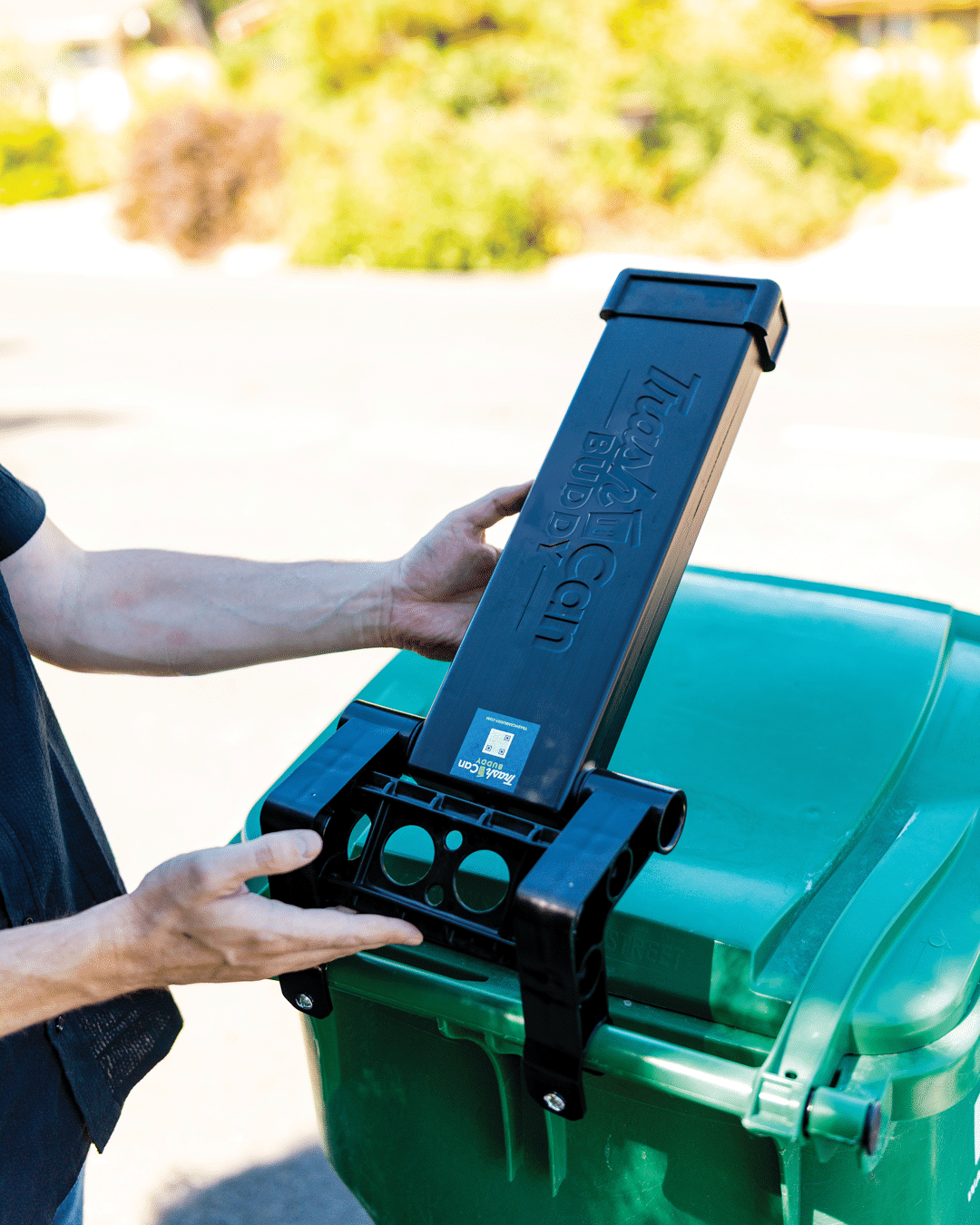 Trash-can-with-trash-can-buddy